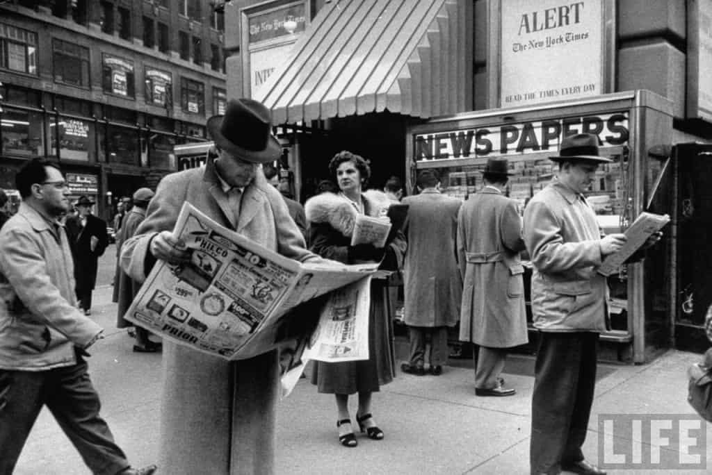 old-reading-newspapaer